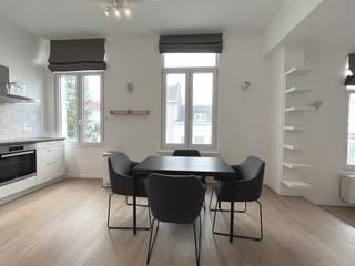 Ce duplex allie un agencement astucieux à une abondante lumière naturelle sur les deux niveaux. La pièce de vie, avec sa cuisine ouverte, rayonne de lumière et de sérénité. Quelques marches plus bas, vous pourrez vous détendre dans votre salon.Un escalier en colimaçon, situé au centre, vous mène à l'étage. Ce niveau très confortable comprend un bureau/dressing, une chambre et une salle d'eau avec lavabo et WC.Un espace de rangement privatif est disponible sur la terrasse. Possibilité de ranger votre vélo au sous-sol.En plus : la terrasse commune sur le toit – idéale pour se détendre !En bref, ce bien d'exception se trouve dans le quartier de Troonplaats et Zuid !Abricasa – L'immobilier pour les générations futures : Votre partenaire immobilierVous souhaitez vendre votre bien ou vous recherchez un agent immobilier pour la location ou la gestion de votre bien ?Abricasa vous accompagne de A à Z dans tous vos projets immobiliers. Contactez-nous !