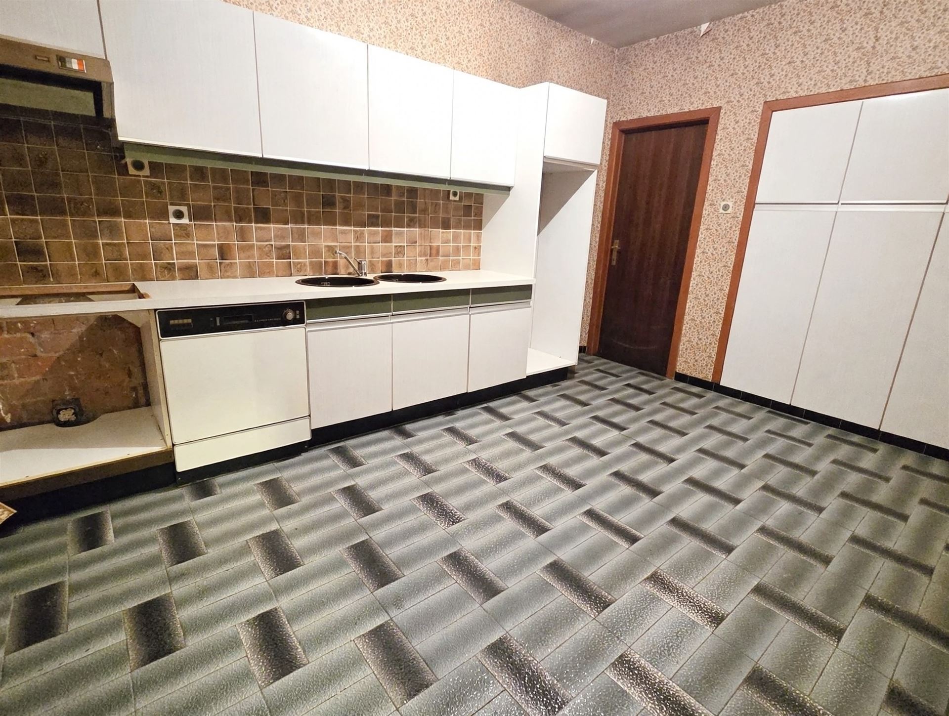 Veelzijdig eigendom met ruime woonst, werkatelier of praktijk en opslagruimte – ideaal voor zelfstandigen! - foto 4