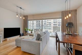 Welkom in dit stijlvolle appartement in de Troonstraat te Oostende — waar comfort en elegantie samensmelten tot een unieke woonervaring aan zee.Dit...