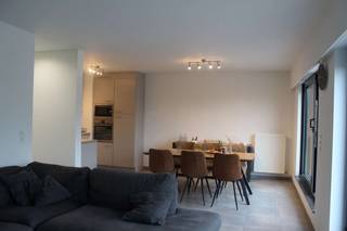 Appartement op de eerste verdieping, met groot terras.<br />Gelegen in het centrum van Wuustwezel.<br /><br /><span>Indeling:</span><br /><span>inkomhal met vestiaire, living met open keuken (volledig ingericht) en aansluitend groot terras, wc, berging, 2 slaapkamers, badkamer ;</span><br /><span>carport en berging.</span>
