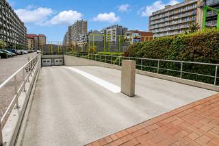Centraal gelegen garagebox in het ondergrondse garagecomplex De Lijn, gelegen op een toplocatie bij de zeedijk en het strand en op wandelafstand van de winkelstraat.<br />De garagebox bevindt zich op niveau -2 en is vlot bereikbaar via de inrit in de Vlaanderenstraat.