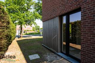Op een boogscheut van de Lembeekse bossen, aan de Vierweegse richting Sleidinge, vinden we deze lichtrijke nieuwbouw woning terug. De woning is opgebouwd met een oog voor detail en kwaliteit. Dankzij de vele inspanningen inzake energie, zal de woning een BEN-label halen (E-peil lager dan 30). <br /><br />Er wordt gewerkt met een ventilatiesysteem D, zonnepanelen, vloerverwarming,... Alles is voorzien voor een woning te hebben voor de toekomst !<br /><br />De woning staat op een perceel van 321m² met een zuidwest gerichte tuin met open zicht. De tijdloze architectuur in combinatie met het prachtige houtwerk aan de voorzijde, maken een echte parel van deze nieuwbouw woning. De bewoonbare oppervlakte bedraagt maar liefst 184m² !<br /><br />De woning is zo goed als afgewerkt waarbij er nog eigen keuze is voor de keuken, vloeren op de verdieping, badkamermeubel en eventueel ligbad. Het terras wordt nog aangelegd en is ook inbegrepen in de prijs. <br /><br />Indeling:<br />- ruime inkomhal met vestiaire<br />- gastentoilet<br />- grote berging/wasplaats<br />- open ingerichte keuken<br />- zeer lichtrijke leefruimte met zicht op de tuin <br />- nachthal<br />- badkamer met inloopdouche, ligbad en badkamermeubel<br />- apart toilet boven<br />- 2 slaapkamers op verdiep 1<br />- vaste trap naar de 2de verdieping<br />- 2 slaapkamers op verdiep 2<br /><br />Prijs grondaandeel: € 128.000,00<br />Prijs constructieaandeel: € 336.000<br /><br />Prijs exclusief 12% registratierechten op grond en 21% BTW op constructie. <br /><br /><br />Vraag uw bezoek aan en kom deze fantastische woning ontdekken!<br />