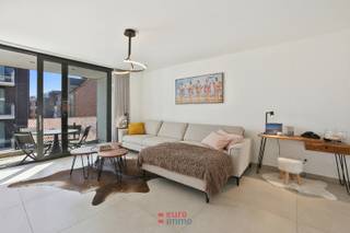 Ce joyau immobilier est le fleuron de notre offre actuelle. Dès votre arrivée à la résidence, son architecture moderne est un véritable régal pour les yeux. Son emplacement n'est pas en reste : la résidence se trouve à proximité de la rue commerçante et piétonne, tout en étant à l'écart de l'agitation et à deux pas de la mer et de la plage de sable. À l'intérieur de l'appartement, vous découvrirez le hall d'entrée avec des toilettes séparées ; la belle salle de bains est équipée d'un double lavabo et d'une douche à l'italienne. Le salon ouvert et très spacieux est équipé d’un chauffage au sol et d’une cheminée à gaz très chaleureuse ; une grande terrasse avec vue latérale sur la mer ; une chambre à coucher spacieuse à l’avant avec des placards intégrés ; ainsi qu’une autre chambre à coucher spacieuse à l’arrière ; une cuisine design entièrement aménagée avec une petite terrasse. Indice PEB 20. Cave incluse.<br />Le bien est proposé avec un mobilier haut de gamme.<br />