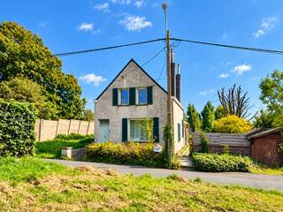 landelijk gelegen alleenstaande woning op een uiterst rustige locatie met mooie uitzichten<br /><br />woning te renoveren of als prachtig perceel bouwgrond<br /><br /><strong>***** rust, ruimte en een prachtig landelijk uitzicht in Houthulst-Klerken *****</strong><br /><br />bent u op zoek naar een plek waar je nog écht van rust en ruimte kunt genieten?<br /><br />deze alleenstaande landelijke woning ligt op een bijzonder rustige locatie in Houthulst-Klerken, omgeven door groen en mooie open uitzichten<br /><br />het perceel van maar liefst 1.095 m² biedt heel wat mogelijkheden voor wie droomt van landelijk wonen<br /><br />de woning is te renoveren en beschikt momenteel over een ruime, lichtrijke woonkamer, ingerichte keuken en badkamer, veranda, 2 slaapkamers, bergruimte, kelder en garage<br />buiten is er een mooie, grote tuin waar rust en privacy centraal staan<br /><br />een eigendom met potentieel : ideaal voor wie de bestaande woning volledig naar eigen smaak wil renoveren of op zoek is naar een mooi en uniek bouwperceel met mogelijkheden<br />