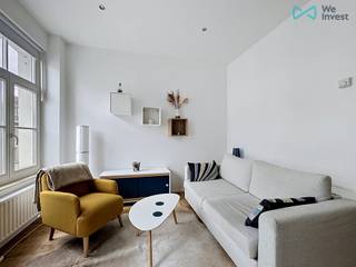 <p> </p>
<p>Tél : 0456 87 27 16 / E-mail : juliana.t@weinvest.be<br /><br />We Invest est fier de vous proposer ce studio meublé, idéalement situé à Ixelles, à deux pas de la place Flagey et du quartier du Châtelain, à seulement 10 minutes de la place Stéphanie et de l'avenue Louise.<br /><br />Pensé pour optimiser chaque mètre carré, ce studio entièrement meublé se distingue par son agencement ergonomique et particulièrement fonctionnel. L'espace nuit est ingénieusement conçu avec un lit escamotable faisant également office d'armoire, libérant ainsi un maximum d'espace au quotidien. La cuisine, entièrement équipée, est dotée d'un lave-linge combiné séchoir, offrant tout le confort nécessaire. La salle de bain, avec toilette intégrée, complète parfaitement cet ensemble pratique et bien pensé.<br /><br />Situé au cœur de l'un des quartiers les plus prisés et animés de Bruxelles, vous profiterez à pied de l'effervescence de la place Flagey, des terrasses du Châtelain et de toutes les commodités du quotidien, tout en restant à quelques minutes des axes majeurs que sont la place Stéphanie et l'avenue Louise. Le campus de l'ULB est également accessible à proximité, faisant de ce studio une adresse idéale pour les étudiants comme pour les jeunes professionnels.<br /><br />Loyer : 900 €<br />Charges : 10 €/mois (entretien annuel de la chaudière)<br /><br />Type de bail : 1 an min<br />PEB : …<br />Libre le 1er juin<br /><br />À visiter sans tarder ! Pour découvrir nos biens en exclusivité, rendez-vous sur www.weinvest.be</p>