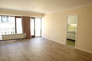 Situé dans un quartier calme, cet appartement spacieux offre une vie confortable dans un emplacement de choix. Avec une superficie de 130m², vous aurez tout l'espace nécessaire pour profiter de vos activités quotidiennes. Le salon, d'une superficie de 32 m², offre un espace de vie agréable et lumineux. La cuisine dispose d'une grande pièce de rangement, qui offre un espace de stockage supplémentaire et une grande praticité.<br />L'appartement comprend deux belles grandes chambres, dont l'une dispose d'une terrasse ensoleillée de 7m² à l'arrière du bâtiment. Vous pourrez y profiter de moments de calme et du coucher de soleil. La salle de bains a été rénovée et équipée d'une douche à l'italienne, ce qui lui confère un aspect moderne. Il y a également des toilettes séparées et un hall d'entrée spacieux.<br />L'appartement est également doté d'équipements pratiques, tels qu'un vidéophone pour plus de sécurité, un nouvel ascenseur dans le bâtiment pour un accès confortable aux étages, et le toit répond aux normes d'isolation, ce qui en fait un logement économe en énergie. L'appartement est libre à partir du 1er juillet, ce qui vous permettra d'emménager rapidement dans votre nouveau logement.<br />L'emplacement de l'appartement est excellent, à seulement 25 mètres du quai de pêche et à 150 mètres de la gare, ce qui garantit un transport facile et rapide. L'avance pour les frais généraux est de 50 € par mois, et l'avance pour l'eau froide, l'eau chaude et le chauffage s'élève à 80 € par mois.<br />Cet appartement prêt à être emménagé vous offre un logement confortable et moderne dans un endroit calme, avec toutes les commodités à portée de main. Contactez-nous pour planifier une visite et découvrir les possibilités de ce bel appartement !