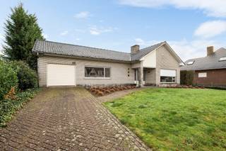 Gunstig gelegen, te moderniseren woonhuis op een perceel van ca. 1.140 m².Indeling en omschrijving:U komt binnen via de inkomhal, waar het...