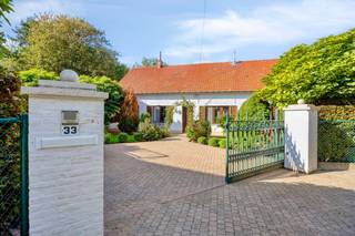deze mooie woning in open bebouwing bevindt zich in een rustige straat dicht bij het centrum van Boutersem. De woning biedt aangename leefruimtes, 3 slaapkamers en een polyvalent gedeelte op het gelijkvloers. De zolderverdieping heeft nog eens 2 kamers en biedt nog mogelijkheden voor uitbreiding. De woning is omringd door een mooi aangelegde en volledig omheinde tuin.

Omvattende:
Gelijkvloers: inkomhal, keuken, zit- en eetkamer, veranda, achterhal, toiletruimte, polyvalent gedeelte, nachthal, 3 slaapkamers, badkamer
Zolderverdieping: hal, 2 slaapkamers, 3 geïsoleerde zoldercompartimenten
Oprit en tuin: oprit, omheinde en aangelegde tuin 

Ligging: de woning bevindt zich in een rustige woonwijk dicht bij het centrum van Boutersem en biedt vele faciliteiten in de nabije omgeving. De fietssnelweg is makkelijk bereikbaar, zowel bushaltes als het station van Vertrijk bevinden zich op 1 km en de aansluiting met de E40 is op 3,5 km rijden.  

De beschikbaarheid van deze woning is bij notariële akte. 

Bekijkt u dit pand via één van onze aanverwante websites, dan verwijzen wij u graag door naar onze eigen website. https://www.itimmo.be/drogenhof-33-boutersem
