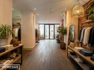 <p><strong>Veelzijdig handelspand met woonmogelijkheden, ideaal gelegen in het centrum van Turnhout, op wandelafstand van de hoofdwinkelstraat, de Grote Markt en het openbaar vervoer. </strong><strong>Het gelijkvloers is momenteel ingericht als horecazaak, maar dankzij de centrale ligging, de ruime commerciële oppervlakte en de praktische indeling leent het pand zich voor tal van andere handels- en beroepsactiviteiten. De bovenverdiepingen worden momenteel gebruikt als opslagruimte, maar kunnen mits de nodige aanpassingen worden ingericht als woonruimte, kantoorruimte of bijkomende commerciële ruimte. </strong><strong>Dit eigendom biedt dan ook uitstekende mogelijkheden voor ondernemers, investeerders of zelfstandigen die wonen en werken willen combineren.<br /><br /></strong><span>Geschikt voor onder meer:</span><strong><span><br /></span></strong>- Horecazaak, koffiebar, lunchbar of restaurant<br />- Kledingwinkel of boetiek<br />- Juwelierszaak<br />- Brillenwinkel of optiekzaak<br />- Schoonheidssalon, kapsalon of wellnesspraktijk<br />- Kantoor, adviesbureau of vrij beroep<br />- Showroom of gespecialiseerde winkel<br />- Combinatie van handelsruimte en woonst<br /><br /><span>Gelijkvloers:</span> De commerciële ruimte is momenteel ingericht als horecazaak en beschikt over een uitgeruste keuken en een ruim, aangenaam terras. De open indeling biedt verschillende mogelijkheden voor commerciële invulling en kan relatief eenvoudig worden aangepast.<br /><span><br />Eerste verdieping</span>: <span>Op de eerste verdieping bevinden zich aparte dames- en herentoiletten en twee afzonderlijke kamers, die momenteel als opslagruimte worden gebruikt. </span><span>Met enkele aanpassingen kunnen deze ruimtes worden ingericht als woonkamer, eetkamer, kantoor, praktijkruimte, vergaderzaal of bijkomende commerciële ruimte. Eén van de kamers is reeds voorzien van aansluitingen voor wasapparatuur en een douchecabine.<br /></span><br /><span>Tweede verdieping</span>: De tweede verdieping bestaat uit drie afzonderlijke kamers. Deze worden momenteel gebruikt voor opslag, maar zijn bijzonder geschikt om in te richten als slaapkamers, bureauruimtes of polyvalente kamers.<br /><br /><span>Bijzonderheden:<br /></span>- <span>Centrale ligging in het hart van Turnhout<br /></span>- Commerciële ruimte met tal van invullingsmogelijkheden<br />- Mogelijkheid om handel en wonen te combineren<br />- Uitgeruste keuken<br />- Zeer aangenaam en ruim terras<br />- Aparte dames- en herentoiletten<br />- Praktische kelder met extra opslagruimte<br />- Ruime zolder bereikbaar via een vlizotrap<br />- Interessant voor ondernemers, zelfstandigen en investeerders</p>