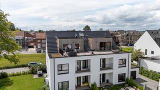 <p>Luxe penthouse met 3 slaapkamers en riant terras van 49 m²</p>
<p>Luxueus en <strong>energiezuinig dakappartement</strong> van ca. 112 m², afgewerkt met hoogwaardige materialen. Gelegen op de tweede verdieping van een <strong>kleinschalig gebouw</strong> dat een totaalrenovatie onderging, waardoor het appartement het comfort en de uitstraling van quasi nieuwbouw combineert met een bijzonder gunstig EPC. Absolute blikvanger is het <strong>uitzonderlijk ruime terras van 49 m².</strong></p>
<p>Verdieping:</p>
<ul>
<li>inkomhal met <strong>gastentoilet en vestiaireruimte</strong>,</li>
<li>stijlvolle <strong>leefruimte op massieve parketvloer</strong> met overvloedige lichtinval dankzij de <strong>grote raampartijen</strong>,</li>
<li>volledig <strong>ingerichte open leefkeuken</strong> voorzien van <strong>kwalitatieve toestellen</strong>,</li>
<li>praktische <strong>bijkeuken/berging met aansluiting voor wasmachine</strong> en extra stockageruimte,</li>
<li><strong>drie volwaardige slaapkamers</strong> afgewerkt met massieve parketvloeren,</li>
<li>moderne b<strong>adkamer uitgerust met inloopdouche en dubbel lavabomeubel</strong>.</li>
</ul>
<p>Terras:</p>
<ul>
<li>uitzonderlijk <strong>ruim dakterras van 46 m²</strong>,</li>
<li>heerlijke buitenruimte met alle <strong>privacy en voldoende plaats voor lounge- en eetgedeelte</strong>,</li>
</ul>
<p>Algemeen:</p>
<ul>
<li><strong>totaalrenovatie</strong> van het volledige gebouw: gevels, dak, isolatie, ramen, leidingen, bezetting, …</li>
<li>energiezuinige ingrijpende energetische renovatie met <strong>E-peil 14</strong>,</li>
<li><strong>centrale verwarming op aardgas</strong>,</li>
<li><strong>aluminium ramen</strong> met hoogrendementsbeglazing,</li>
<li>privatieve <strong>zonnepanelen,</strong></li>
<li>zeer <strong>lage maandelijkse kosten</strong> dankzij afwezigheid van lift,</li>
<li>gezamenlijke <strong>kelderberging</strong> aanwezig,</li>
<li>twee privatieve <strong>autostaanplaatsen inbegrepen</strong> in de prijs (waarde €17.500 per stuk),</li>
<li>aankoop mogelijk aan <strong>2% registratierechten</strong> (onder voorwaarden) – geen btw,</li>
<li>nog circa <strong>4 jaar vrijstelling van onroerende voorheffing</strong>,</li>
<li></li>
</ul>
<p>Een instapklaar en luxueus penthouse waar ruimte, licht, energiezuinigheid en hoogwaardige afwerking perfect samenkomen. Ideaal voor wie op zoek is naar comfortabel wonen met een uitzonderlijk terras en alle hedendaagse luxe.</p>