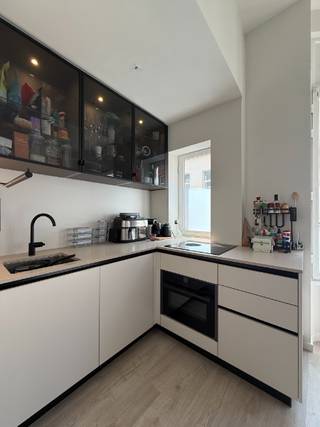 Deze leuke studio is uitstekend gelegen, op wandelafstand van de Veldstraat, Onderbergen, winkels, horecazaken, openbaar vervoer en tal van andere voorzieningen.<br /><br />De studio bevindt zich op de eerste verdieping en beschikt over een lichtrijke leefruimte met een praktische ingemaakte kast. De moderne luxe keuken is uitgerust met een kookplaat, dampkap en koelkast. Daarnaast is er een verzorgde douchekamer met douche, lavabo en toilet.<br /><br />Opgelet: de studio beschikt niet over een aparte slaapkamer.<br /><br />Als extra troef is er een gemeenschappelijke fietsenberging aanwezig.<br />De verwarming gebeurt via een energiezuinige warmtepomp, die zowel kan verwarmen als koelen.<br /><br />Extra informatie
<ul>
<li>Geen lift aanwezig</li>
<li>Provisie gemeenschappelijke kosten: € 30/maand</li>
<li>Provisie privatief verbruik: € 70/maand</li>
<li>Beschikbaar vanaf 1 september 2026</li>
<li>EPC: 209 kWh/m²/jaar</li>
</ul>
<br />Interesse? Neem gerust contact met ons op via e-mail om een bezoek in te plannen.