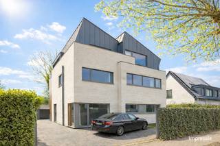 <p>In de gegeerde en residentiële Elsdonkwijk in Edegem wacht een villa die meer is dan een woning alleen… een plek waar visie en mogelijkheden samenkomen.<br /><br />Deze solide gebouwde villa vormt de perfecte basis voor wie groots wil denken. Met haar royale volumes, sterke structuur en gunstig EPC-label B biedt ze een zeldzame kans om een woning volledig naar eigen smaak en levensstijl vorm te geven, zonder renovatieverplichting en dus zonder tijdsdruk.<br /><br /><span><strong>INDELING:</strong></span><br /><br />Op het gelijkvloers bevindt zich een lichtrijke leef- en eetruimte met een mooi zicht op de tuin en het terras. Aansluitend is er een ruime keuken, aangevuld met een praktische berging.<br /><br />De eerste verdieping omvat vier slaapkamers, drie badkamers, een bureau en een polyvalente ruimte die flexibel kan worden ingericht.<br /><br />Op de tweede verdieping zijn er nog twee slaapkamers en twee badkamers, evenals een extra bureau. Daarnaast is er een ruim terras van circa 25 m².<br /><br />In de kelderverdieping vindt u onder meer een fitnessruimte, een wasruimte, een badkamer en bijkomende multifunctionele ruimtes.<br /><br />Extra comfort? Een lift die alle verdiepingen verbindt.<br /><br /><span><strong>BIJZONDERHEDEN:</strong></span><br /><br />• Topligging in een van de meest gegeerde wijken<br />• Solide constructie met sterke basis<br />• Volledige vrijheid om uw droomwoning te creëren<br />• Uitzonderlijke volumes en indelingsmogelijkheden<br />• Perfect voor gezinnen, zelfstandigen of visionaire kopers</p>