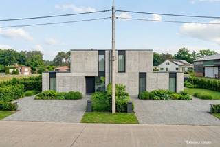 Voor meer info en foto’s, surf naar www.swevers.be – Deze bouwgrond in Koersel biedt een mooie kans voor wie rustig wil wonen met een vlotte verbinding naar voorzieningen en omliggende gemeenten. Het perceel van 5a66ca heeft een praktische vorm en is bestemd voor een halfopen bebouwing, onder voorbehoud van het bekomen van de nodige vergunningen. Met een perceelbreedte van 23,26 meter en een diepte van 20 meter beschikt u over een gunstige verhouding en tal van mogelijkheden bij het ontwerpen van uw toekomstige woning.<br />De noordoostelijke oriëntatie zorgt voor aangename lichtinval in de ochtend en voormiddag, terwijl de tuin ook later op de dag bruikbaar blijft. Dit maakt het perceel ideaal voor wie comfortabel wil wonen met voldoende buitenruimte. De aanleg van alle nutsvoorzieningen is volledig inbegrepen in de prijs (geschatte waarde: €7.500), zodat u zonder bijkomende kosten meteen zorgeloos kunt starten.<br />De ligging vormt een extra troef. Snelwegen bevinden zich op ongeveer 5 kilometer, wat een vlotte bereikbaarheid garandeert. Scholen liggen op 1,5 kilometer, openbaar vervoer op 900 meter en winkels en ontspanningsmogelijkheden op 1,8 kilometer. Alles wat u nodig heeft, bevindt zich dus binnen handbereik.<br />Een interessante opportuniteit voor wie wil bouwen op een aangename en goed bereikbare locatie in Koersel. Voor meer informatie, bel 011 255 155.