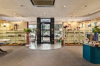 <p><span>CENTRUM : ANTWERPEN</span><span> - Commerciële ruimte met multifunctioneel gebruik en dubbele vitrine op toplocatie aan het Stadspark.</span></p><p><span>Unieke kans: handelsgelijkvloers van ca. 557m² inclusief opslagruimte.</span></p><p><span> </span></p><p><span>Deze ruime en multifunctionele winkelruimte beschikt over een centrale inkomhal met ontvangstruimte en toog.</span></p><p><span>De open indeling biedt tal van mogelijkheden om de ruimte flexibel in te richten naar uw behoeften ; showroom, winkel of kantoor,...</span></p><p><span>Achteraan gelegen bevindt zich een wc, keuken, bureau en toegang tot de tweede binnenkoer - ideaal voor verluchting.</span></p><p><span>De inpandige brede trap leidt u naar de ruime kelders, met hoge plafonds, ideaal voor opslag of archivering ; de kelder is ook bereikbaar via de goederenlift. </span></p><p><span> </span></p><p><span>Dankzij de uitstekende ligging nabij het stadscentrum, het Stadspark en belangrijke invalswegen, geniet dit handelsland van een hoge passage en zichtbaarheid. Dit maakt het uitermate geschikt voor diverse commerciële activiteiten.</span></p><p><span>Het pand is uitgerust met airco, een alarmsysteem en is asbest veilig. </span></p><p><span> </span></p><p><span>Interesse? Contacteer ons vandaag nog voor meer informatie of een bezoek!</span></p><p><span>03/283 06 06 of info@reant.be</span></p><p><span> </span></p><p><span> </span></p>