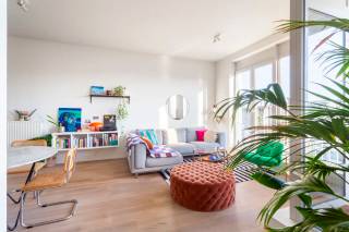 Welkom in dit instapklare appartement op een hogere verdieping van een recent en uitstekend onderhouden gebouw, pal naast het bruisende Park Spoor Noord. Een toplocatie voor wie houdt van groen, sport, ontspanning en het bruisende stadsleven.<br /><br />Bij het binnenkomen valt meteen de aangename hoeveelheid natuurlijk licht op. De ruime woon- en eetkamer, met hoge plafonds en royale raampartijen, baadt de hele dag in het zonlicht en straalt een warme en elegante sfeer uit. Vanuit de leefruimte stap je rechtstreeks het gezellige inpandige terras op, waar je het hele jaar door beschut kan genieten. Aansluitend bevindt zich de stijlvolle open keuken met keukeneiland, perfect ingedeeld en uitgerust met kwalitatieve toestellen. Ideaal voor een snelle hap, een uitgebreid diner of een gezellige apero met vrienden.<br /><br />Achteraan het appartement bevinden zich twee volwaardige slaapkamers, beide met directe toegang tot een tweede terras. Een heerlijke plek om ’s avonds tot rust te komen of nog even van de laatste zonnestralen te genieten.<br /><br />De badkamer is strak en hedendaags ingericht en beschikt over een inloopdouche en dubbele wastafel met praktisch opbergmeubel. Een apart gastentoilet en een handige berging met aansluiting voor wasmachine en droogkast zorgen voor extra comfort.<br /><br />Als bijkomende troef beschikt het appartement over een privatieve parkeerplaats, die inbegrepen is in de huurprijs. Daarnaast is er een privatieve fietsenstalling beschikbaar. Het appartement wordt bovendien aangeboden met een marmeren eettafel met vier stoelen, twee hoge barkrukken en praktische kleerkasten in beide slaapkamers.<br /><br />Huurprijs: 1.300,00 EUR/maand<br />Alg. kosten: 100,00 EUR/maand<br />Beschikbaarheid: 01/10/2026<br /><br />Contacteer LISTED voor een bezoek: +32 3 283 51 51