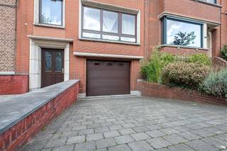<p><span>Ligging:</span></p><p><span> </span></p><p><span>Eengezinswoning (bel-etage) uitstekend gelegen in een straat met karaktervolle woningen en op wandelafstand van het Te Boelaerpark en het Boekenbergpark.In de directe omgeving is er een aanbod van buurtwinkels, supermarkt, horeca en sportgelegenheden.</span></p><p><span> </span></p><p><span>Indeling:</span></p><p><span> </span></p><p><span>De woning is ingedeeld met een halfondergrondse kelderverdieping waar er een garage is met automatische poort en oprit, een voorraadkamer, een berging met toilet , een kelderberging en een wasplaats. Vanuit de wasplaats is er doorgang naar de iets hoger gelegen tuin.</span></p><p><span>Op het gelijkvloers is er vooraan een ruime woonkamer (45 m²!)met laminaatparket en achteraan een ruime open ingerichte keuken met plaats voor een ontbijt/eettafel. Vanuit de keuken is er doorgang naar een gezellig en mooi aangelegd terras met een trap naar de tuin. Eveneens op het gelijkvloers is er een ruime kamer geschikt als slaap/logeerkamer of bureel (mooi zicht op de tuin!) en een badkamer met douche en toilet.<br />Op de bovenverdieping (voorheen een appartement en waarvan de indeling werd behouden) vinden we vooraan een zeer grote slaapkamer (30 m²) met aansluitend een badkamer met douche en toilet/bidet, een apart toilet, een douchekamer, een bergkamer en achteraan 2 ruime slaapkamers (14 & 14.5 m²) beiden met kurkvloer.</span></p><p><span> </span></p><p><span>Technische kenmerken:</span></p><p><span> </span></p><p><span>EPC Label D (geen renovatieplicht), houten ramen met (HR- dubbele beglazing, recente Vaillant condensatieketel op aardgas, zonnepanelen met certificaten tot 2029, woning verbouw/gerenoveerd in 1996</span></p>