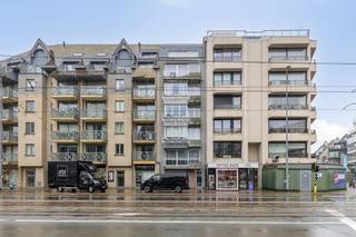 Cet appartement moderne est situé dans un bâtiment récent au cœur de Sint-Idesbald. Situé dans le centre commercial et à quelques pas de la plage.L'appartement est vendu meublé et il est également possible d'acheter une place de parking avec une cave sous le bâtiment. L'emplacement idéal en fait un appartement idéal comme investissement pour les locations de vacances et il est prêt à emménager. Composition : entrée, salon, cuisine, deux chambres, coin nuit, débarras, salle de bain avec baignoire, toilettes séparées.Vous recherchez un bien immobilier sur la côte ? Contactez rapidement Ron Verhaeghe pour plus d'informations ou pour une visite sur place à l'adresse ron.verhaeghe@dewaele.com ou au 0470 85 29 80.