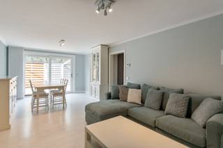 Goed onderhouden gelijkvloers appartement met 2 slaapkamers, ruim terras en bovengrondse autostaanplaats. Bewoonbare oppervlakte: ong. 78 m² + ong. 28 m² terras. De autostaanplaats is inbegrepen in de verkoopprijs. <br /><br />Het appartement is centraal gelegen nabij het "Vredespark" met speeltuin, het treinstation/busknooppunt en op wandelafstand van het centrum. Tal van faciliteiten in de buurt, o.a. kinderdagverblijf, dokterspraktijk, bakker, slager, IKEA, Jessa Ziekenhuis... Oprit E-313 en E-314 bereikbaar op 5 min. Ruime parkeergelegenheid in de nabije omgeving. <br /><br />INDELING: Inkomhal met ruime ingebouwde kastenwand; Lichtrijke leefruimte met toegang tot het terras met tuinhuis (28m²) via een schuifraam; Volledig geïnstalleerde keuken voorzien van oven, keramische kookplaat, dampkap, koelkast, diepvries, vaatwasmachine en spoelbak; Nachthal; Badkamer met ligbad, lavabo, toilet en aansluiting wasmachine; 2 slaapkamers <br />De autostaanplaats is gelegen annex het terras met directe toegang tot het appartement.<br /><br />E-Label: C.<br />CV op aardgas, individueel.<br />Dubbel beglazing, PVC.<br /><br />Info/bezichtiging: contacteer Dario op 0472/09.27.56 of 011/22.19.17. Bekijkt u deze advertentie via een aanverwante vastgoedsite, surf dan zeker naar onze website www.limburgsvastgoed.be voor een uitgebreide beschrijving en foto's.