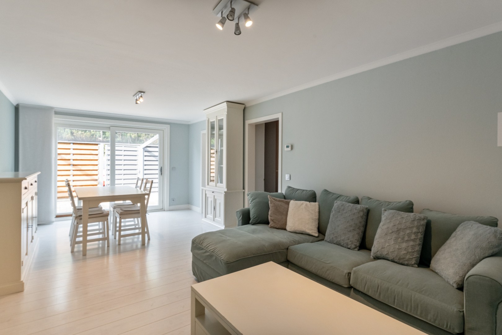 Gelijkvloers appartement, 78 m², 2 slpk, ruim terras, autostaanplaats - foto 2