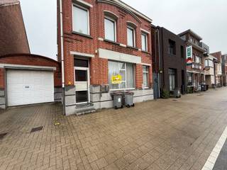 Via de inkomhal betreed je de ruime woonkamer met aansluitend de open keuken, die is uitgerust met een grote koelkast, een kookplaat, een...