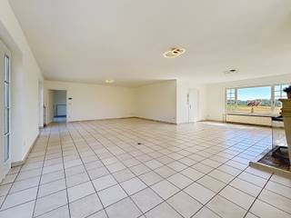 Belle villa construite en 1993 sur 11 ares située dans un quartier calme, belle vue sur les champs. Séjour avec cheminée +/- 75m², salle à manger séparée +/- 25m², familyroom ou bureau +/-20m², cuisine super équipée, 4 chambres, 2 salles de bains, 2 salles de douche, garage pour 2 voitures, caves, chauffage au gaz. EPC : 255 kWh/m²/an. Disponible le 15/08.2026. Les renseignements et superficies sont donnés à titre indicatif et non contractuel.