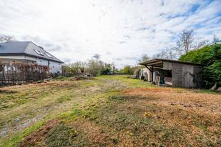 Prachtig vlak perceel met een oppervlakte van 11,53 are en een straatbreedte van 21,67 m. Ideaal gelegen in het aangename landelijke kader van...