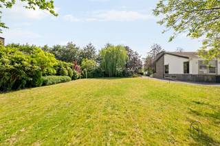 Prachtig bouwperceel van 900 m² gelegen in het gegeerde villapark De Piste te Zulte.Ideaal perceel voor het realiseren van een ruime alleenstaande villa in een residentiële, rustige en groene omgeving. Geniet van een unieke combinatie van privacy, wooncomfort en een uitstekende bereikbaarheid naar winkels, scholen en verbindingswegen.Zeldzame opportuniteit op een toplocatie in één van de meest gegeerde woonwijken van Zulte.Meer info? arne@immobeguin.be