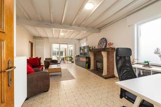 <p>Bent u op zoek naar een ruime gezinswoning op een rustige ligging, vlak bij het centrum van Eeklo? Dan is deze halfopen bebouwing zeker een bezoek waard.</p>
<p>Doorheen de jaren werd de woning grondig vernieuwd. Zo werden <strong>nieuwe ramen</strong> geplaatst en geniet u van een <strong>moderne badkamer</strong>. De woning is uitgerust met <strong>centrale verwarming op aardgas</strong>, <strong>zonnepanelen met thuisbatterij</strong>, wat zorgt voor een energiezuinige en toekomstgerichte woonoplossing.</p>
<p>Dankzij de <strong>betonnen gewelven</strong> geniet u van een stevige constructie en extra wooncomfort. Verder beschikt de woning over <strong>rolluiken</strong>, een <strong>inpandige garage</strong> en een <strong>vrijstaande garage of berging</strong>, ideaal voor extra opslag, fietsen of een hobbyruimte.</p>
<p>Buiten wacht een <strong>volledig omheinde, zonnige tuin</strong> waar u in alle privacy kunt genieten van rust en ontspanning. De ideale plek voor kinderen om veilig te spelen of om gezellige momenten door te brengen met familie en vrienden.</p>
<p><strong>Troeven van deze woning:</strong></p>
<ul><li>Halfopen bebouwing op een rustige ligging aan de rand van Eeklo</li><li>Drie ruime slaapkamers</li><li>Mogelijkheid tot een vierde slaapkamer op zolder mits plaatsen vaste trap</li><li>Nieuwe ramen en vernieuwde badkamer</li><li>Centrale verwarming op aardgas</li><li>Zonnepanelen met thuisbatterij</li><li>Betonnen gewelven</li><li>Rolluiken</li><li>Inpandige garage en vrijstaande garage of berging</li><li>Volledig omheinde, zonnige tuin</li></ul>
<p>Een ruime, half open gezinswoning met tal van mogelijkheden. Maak snel een afspraak en ontdek zelf het potentieel van deze mooie woning.</p>