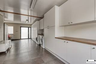 <p><span>Découvrez cette charmante maison au cœur d'Anvers, une combinaison parfaite de confort et de style. Avec une surface habitable de 172m² sur un terrain de 202m², cette maison offre une atmosphère spacieuse et accueillante.</span></p><p><span> </span></p><p><span>En entrant, vous découvrirez un espace de vie moderne et lumineux, idéal pour se détendre et recevoir. La cuisine élégante est entièrement équipée et offre beaucoup d'espace de rangement avec ses armoires élégantes et ses appareils modernes, ce qui fait de la préparation des repas un véritable plaisir.</span></p><p><span> </span></p><p><span>Cette propriété comprend trois chambres spacieuses, idéales pour les familles ou ceux qui ont besoin d'espace supplémentaire. La salle de bains est décorée avec goût et offre confort et fonctionnalité.</span></p><p><span> </span></p><p><span>Les grandes portes coulissantes en verre de l'espace de vie donnent accès à un beau jardin qui ne nécessite que peu d'entretien : un endroit parfait pour les barbecues d'été et pour se détendre au soleil. Bien qu'il n'y ait pas de garage, les environs offrent de nombreuses possibilités de stationnement.</span></p><p><span> </span></p><p><span>Située dans un quartier calme et verdoyant, cette maison offre à la fois la sérénité de la nature et la proximité des commodités de la ville. Découvrez le meilleur des deux mondes dans cette fantastique maison à Anvers. Ne manquez pas cette occasion unique de devenir propriétaire de cette belle propriété !</span></p>