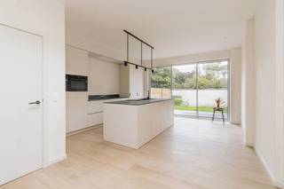 <p><strong>Deze prachtig gerenoveerde woning is gelegen</strong> in een rustige straat op de grens van Merksem en Schoten. Dichtbij winkels, scholen, openbaar vervoer, de stad én het groen.</p><p><br /></p><p><strong>De indeling:</strong> Je komt binnen in een strakke inkomhal met aparte toilet en onder de trap toegang tot de kelder - Op het gelijkvloers bevindt zich de lichtrijke leefruimte die is onderverdeeld in een salon, eetkamer en loopt over in de volledig uitgeruste open keuken die grenst aan de tuin en de technische berging - Op de overloop naar het eerste verdiep bevindt zich de moderne badkamer met inloopdouche en bad - Op het eerste verdiep zijn er 2 zeer ruime slaapkamers en een apart toilet - Op de tweede verdieping bevindt zich de grote masterbedroom met mooie raampartij en een apart toilet.</p><p><br /></p><p><strong>Troeven:</strong> Gerenoveerd en instapklaar - Vloerverwarming (verwarming d.m.v. warmtepomp) - Tuin - Compleet uitgeruste keuken - 3 aparte toiletten - Aangename kindvriendelijke buurt - Voortuin - Hippe materiaalkeuzes</p>