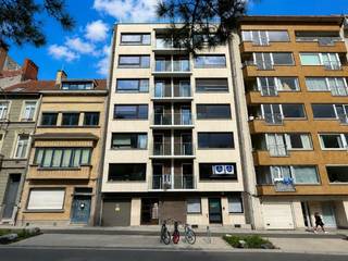 Op een uitstekende ligging aan het Citadelpark bevindt zich dit ruime appartement met een bewoonbare oppervlakte van ca. 124 m². Het appartement is gelegen op de eerste verdieping en combineert royale leefruimtes met een aangenaam groen uitzicht.<br /><br />De indeling omvat een inkomhal met gastentoilet, een ruime en lichtrijke leefruimte en een afzonderlijke keuken met aansluitend balkon. Verder zijn er drie ruime slaapkamers, een douchekamer en een praktische berging.<br /><br />Een absolute troef is het ruime terras van ca. 18 m² aan de achterzijde.<br /><br />Dankzij de ligging bevinden winkels, restaurants, openbaar vervoer en tal van andere voorzieningen zich in de onmiddellijke omgeving. Ook het station Gent-Sint-Pieters ligt op wandelafstand en de belangrijkste verbindingswegen zijn vlot bereikbaar.<br /><br />Een privatieve kelderberging is inbegrepen. Daarnaast is er een overdekte autostaanplaats beschikbaar.<br />
<ul>
<li>EPC: 105 kWh/m²/jaar</li>
<li>Bewoonbare oppervlakte: ca. 124 m²</li>
<li>Terras: ca. 18 m²</li>
<li>Bouwjaar: 1980</li>
<li>Richtprijs appartement: € 380.000</li>
<li>Overdekte autostaanplaats: € 35.000</li>
</ul>
<br />Een ruim 3-slaapkamerappartement met terras op een bijzonder gegeerde, groene en centrale ligging in Gent.<br /><br />Bezoek mogelijk via Arcade Vastgoed.