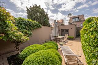 Deze perfect onderhouden ruime bel-étagewoning biedt alle comfort vlakbij het centrum van Knokke.<br />Op het gelijkvloers bevinden zich een grote garage met wasplaats, twee mooie kamers die perfect zijn als kantoorruimte of extra slaapkamers (reeds voorzien van inloopdouche en lavabo), een apart toilet en een zonnige tuin met terras en praktische berging.<br /><br />Op de eerste verdieping bevindt zich de lichtrijke leefruimte met zit- en eetplaats. De ruime open keuken is volledig ingericht en geeft toegang tot het gezellige en zongericht terras. <br />Verder is er nog een praktische berging en gastentoilet. <br /><br />Op de tweede verdieping bevinden zich 3 ruime slaapkamer en een grote badkamer ingericht met ligbad, douche en dubbele lavabo. <br />De zolder biedt extra bergplaats. <br /><br />
