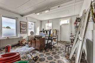 <p>TOPO-IMMO biedt u deze ruime solide woning aan met heel wat mogelijkheden. Het pand is aan renovatie toe, wat een mooie kans biedt om de woning volgens eigen smaak in te richten. Momenteel heeft het gelijkvloers volgende indeling: Ruime woonkamer van 28m² met aansluitend een eetplaats van 17m². en een aparte keuken(11m²). Via de nachthal op de eerste verdieping bereik je de 4 slaapkamers(17 m², 14 m², 14 m² en 13 m²) en een badkamer. De zolder, te bereiken via de vaste trap, heeft een oppervlakte van 37m². De woning beschikt over een terras en parkeerplaats. Kelder aanwezig. Renovatieplicht van toepassing. Winkels, scholen en openbaar vervoer in de buurt. Geïnteresseerd in deze woning? Maak een afspraak ter plaatse en kom de mogelijkheden ontdekken.</p>