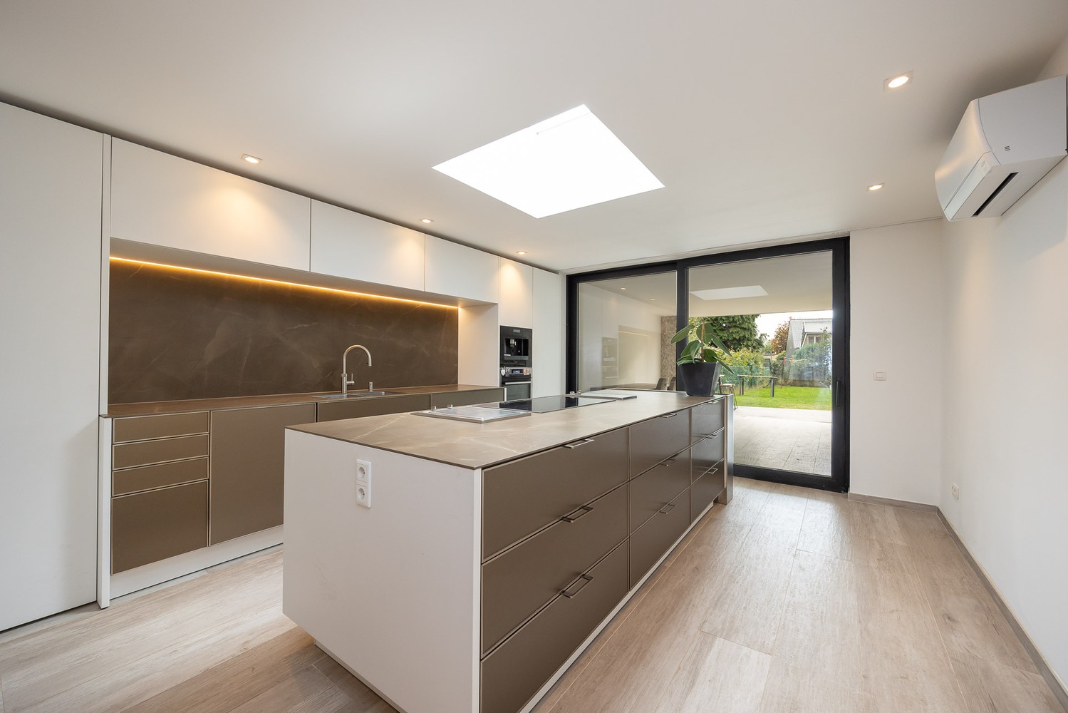 Stijlvol gerenoveerde woning in het hart van ’s-Gravenwezel - photo 1