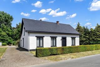 <p><span>Goed onderhouden woning met potentieel op leuke ligging!</span><span> </span></p><p><span> </span></p><p><span>Belangrijkste troeven:</span></p><p><span>- Zeer goed onderhouden</span><span> </span></p><p><span>- Ruime woonkamer</span><span> </span></p><p><span>- Keuken met zicht op de tuin</span><span> </span></p><p><span>- Volledig gelijkvloers wonen mogelijk</span><span> </span></p><p><span>- Vaste trap naar de zolder voor extra uitbreidingsmogelijkheden</span><span> </span></p><p><span>- Enorm potentieel</span><span> </span></p><p><span>- Ruim perceel van 1254m2</span><span> </span></p><p><span>- Leuke, rustige ligging</span><span> </span></p><p><span> </span></p><p><span>Bekijk zeker ook onze grondplannen met de afmetingen. Zo krijgt u van thuis uit al een perfect beeld van wat deze woning te bieden heeft!</span><span> </span></p><p><span>Wenst u meer info of een vrijblijvende bezichtiging, contacteer dan ons kantoor op het nummer 014 39 99 99 en wij helpen u graag verder.</span></p>