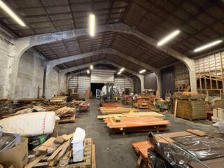 Woning met loodsen op +-2000 m² te Aalbeke.Deze handelswoning is momenteel nog actief en verhuurd voor 1000 euro per maand. Een bar met tuin, privé...