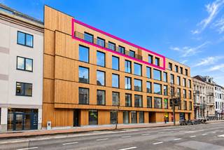 Lichtrijke en energiezuinige kantoorruimte van ca. 297 m² op de bovenste verdieping, voorzien van klimaatplafond en toegangscontrole. Bovendien zijn er zowel open werkplekken, aparte vergaderzalen/kantoren, als een keuken en sanitair aanwezig. Uitstekend gelegen op slechts 400m van station Mechelen en op wandelafstand van het centrum, met een vlotte aansluiting op de E19.<br /><br />Huurprijs: € 175/m²/jaar excl. kosten<br />Parking: 5 ondergrondse plaatsen aan € 2.000/plaats/jaar<br />Extra: overname van het meubilair bespreekbaar.<br /><br />Interesse? Wees er snel bij voor een bezoek ter plaatse!