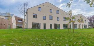 HERZELE - Ontdek <strong>Woonpark Truweel</strong>, een uniek woonproject in het hart van Herzele met 18 Bijna-Energie-Neutrale (BEN) woningen. Hier geniet je van toekomstgericht comfort, energiezuinig wonen en een aangename groene leefomgeving.<br /><br />
<h3><strong>Comfortabel & toekomstgericht wonen</strong></h3>
Elke woning is uitgerust met de <strong>nieuwste technologieën</strong> voor een <strong>maximaal wooncomfort</strong> en een minimaal energieverbruik: geothermische warmtepomp met koeling, zonnepanelen, vloerverwarming in alle leefruimtes, ventilatiesysteem D met warmterecuperatie, regenwaterput, laadvoorziening voor elektrische wagen,... De woningen zijn <strong>licht, ruim en functioneel ingedeeld</strong> met hoogwaardige afwerking. Elke woning beschikt over een <strong>privéparkeerplaats </strong>en een aparte berging, ideaal voor fietsen, tuinmateriaal of extra opslagruimte.<br /><br />
<h3><strong>Samen genieten van groen & ruimte</strong></h3>
Geniet van het beste van twee werelden: een <strong>ruime gemeenschappelijke tuin</strong> waar bewoners kunnen ontspannen, samenkomen of kinderen veilig kunnen spelen en <strong>een privé terras</strong> bij elke woning voor je eigen rustmomenten. Daarnaast is er een <strong>polyvalente ruimte</strong> op het domein, perfect als ontmoetingsplaats, coworking plek, of voor gemeenschappelijke activiteiten.<br /><br />
<h3><strong>Centrale ligging & slimme investering</strong></h3>
Dankzij de uitstekende verbindingen ben je in een mum van tijd in <strong>Aalst, Zottegem of Gent</strong>. Zo woon je rustig en groen, zonder in te boeten op mobiliteit. Door het gunstig E-peil geniet je bovendien van korting op de onroerende voorheffing gedurende de eerste vijf jaar. <br /><br />Kortom: wonen zoals het hoort. Duurzaam, comfortabel en verbonden!<br /><br />Ontdek jouw nieuwe thuis vandaag! <br />Bel ons voor meer informatie of een bezoek: <strong>053 / 60 65 60</strong>.