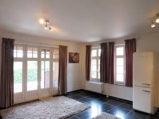 Charmant en rustig gelegen tweeslaapkamer appartement.<br /><br />Op de eerste verdieping vinden we dit charmante appartement met 2 slaapkamers. <br />Deze woongelegenheid heeft een mooie oppervlakte van 91 m² en beschikt over een zeer gunstige EPC-score B. <br /><br />We betreden het appartement via de inkomhal met apart gastentoilet. Van hieruit bereikt u de gezellige leefruimte met toegang tot een overdekt terras.<br />Tevens vinden we aansluitend de keuken, ingericht met de nodige toestellen en is er voldoende opbergruimte in een aanpalende berging. <br /><br />Verder werd de badkamer voorzien van een dubbele lavabo, ligbad en douche. De twee slaapkamers zijn ruim en bieden u een optimale nachtrust gezien de rustige locatie. <br /><br />Er is een lift aanwezig die u naar alle verdiepingen brengt, alsook de kelderverdieping. Hier vinden we een ondergrondse autostaanplaats en een private kelderberging voor extra stockage. Deze staanplaats en berging zijn INBEGREPEN IN DE PRIJS. <br /><br />Troeven:<br />- Energiezuinig met score B<br />- Elektrische keuring geldig tot 2032<br />- Instapklaar<br />- Ondergrondse parkeerplaats en berging maar ook voldoende gratis parking rondom het gebouw<br />- Rustige locatie<br /><br />Ben je benieuwd en wens je een bezoek? Contacteer ons op het nummer 014 58 02 08 of via info@immovl.be