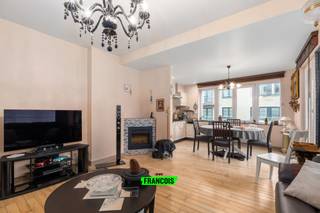 Nabij het bruisende centrum van Oostende, op slechts enkele minuten wandelen van het Maria Hendrikapark, het strand en tal van winkels en voorzieningen, vind je dit charmante en volledig instapklare appartement. Een uitstekende keuze voor wie permanent aan zee wil wonen, maar net zo interessant als tweede verblijf of rendabele investering aan de kust.<br /><br />Hier geniet je van maximale vrijheid: geen syndicus en geen bijkomende gemeenschappelijke kosten. Je beschikt over je eigen stek in het hart van de stad, zonder extra verplichtingen.<br /><br />Het appartement bevindt zich op de eerste verdieping en omvat een aangename, lichtrijke leefruimte met ingerichte keuken, twee volwaardige slaapkamers, een terras, een badkamer, een aparte toiletruimte en een praktische berging. Dankzij de gunstige hoekligging baadt elke ruimte in natuurlijk licht, wat zorgt voor een open, frisse en aangename woonbeleving.<br /><br />Extra troeven zijn de gemeenschappelijke fietsenberging in het gebouw en een privatieve kelderberging voor bijkomende opslagruimte.<br /><br />Ben je op zoek naar een zorgeloze woonst op topligging in Oostende? Contacteer ons vandaag nog en ontdek zelf de charme van dit appartement tijdens een bezoek.