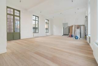 Dit gelijkvloerse appartement is bijzonder interessant voor allen die hun toekomstige thuis volledig zelf willen indelen en inrichten.
Wij bieden u de mogelijkheid om weg te dromen en creatief te zijn.
Een van de grootste voordelen van dit appartement is de mogelijkheid tot aanpassing en personalisatie. U krijgt de vrijheid om het interieur volledig naar uw eigen smaak en behoeften aan te passen. Van de indeling van de ruimtes tot de keuze van materialen en afwerkingen, alles kan worden aangepast aan de voorkeuren van de eigenaar. 
De relatie met de prachtige binnentuin spreekt aan om te leven met open ramen, u vertoeft in een sprookje.
Om u te ontzorgen krijgt u inzage voorzien in een plan met een mogelijke indeling.<br />