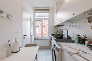 Instapklaar appartement op een toplocatie in Sint-Amandsberg <br /><br />EPC-score: B<br />Mobi-score: 9.4/10<br /><br />In de Kunstenaarstraat 21 in Sint-Amandsberg bevindt zich dit kleinschalig gebouw bestaande uit vijf appartementen voor eigen bewoning of ideaal als investering. Het pand omvat vier één-slaapkamerappartementen en één twee-slaapkamerappartement. Dit appartement is een één-slaapkamerappartement op de eerste verdieping. <br /><br />De ligging biedt een aangename woonomgeving met een vlotte verbinding naar het centrum van Gent, invalswegen (E17/E40/R4), openbaar vervoer, winkels en andere voorzieningen. <br />Elk appartement beschikt over een lichtrijke leefruimte, een geïnstalleerde keuken, een badkamer en één of twee volwaardige slaapkamers. De appartementen hebben een praktische indeling en zijn volledig instapklaar. <br /><br />Prijzen:<br /><br />• Nr. 21 (2 slaapkamers, 59m2): €270.000<br />• Nr. 23A (1 slaapkamer): €200.000<br />• Nr. 23B (1 slaapkamer): €170.000<br />• Nr. 23C (1 slaapkamer): €180.000<br />• Nr. 23D (1 slaapkamer): €175.000<br /><br />Meer info of een bezoek inplannen?<br /><br />Contacteer Laura via 0473 41 35 62 of via info@vicusvastgoed.be