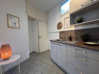 Surf naar www.abricasa.be en plan jouw verkoopafspraak in samen met onze digitale assistente Alice! Laat je vooral niet afschrikken door het epc attest. Zoek alvast welke premies u nog kan bekomen. Wandel binnen in dit gezellig te maken appartement met een aangename en praktische indeling: compacte woonkamer, open keuken, berging - aansluiting voor wasmachine. De badkamer is rechtstreeks toegankelijk vanuit de hoofd slaapkamer. Vooraan treffen we de tweede kamer, ideaal als bureau voor thuiswerk, of als extra slaapkamer, gasten toilet en vestiaire kast. Extra bering in de kelderverdieping. Dubbel beglazing en verwarming met gaskachel. Wil je jouw eigendom verkopen of zoek je een vastgoedmakelaar voor verhuur of beheer?Leer ons kennen!Abricasa – Vastgoed voor generaties: Jouw vastgoedpartner