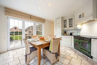 In een rustige straat in Brecht bevindt zich deze uitstekend onderhouden villa. De woning biedt een hoogwaardige afwerking en veel wooncomfort dankzij de aangename lichtinval. De perfect onderhouden achtertuin is bereikbaar via een zijpoort. De woning is toekomstgericht door de zonnepanelen en vernieuwde verwarmingsinstallatie (EPC-label B). De ligging is bovendien zeer vlot bereikbaar via nabijgelegen invalswegen.<br /><br /><strong>Indeling</strong><br /><u>Gelijkvloers:</u> Via de ruime inkomhal met gastentoilet en open trap betreedt u de lichtrijke leefruimte met airco, eetkamer en zitgedeelte met open haard. De grote raampartijen bieden een mooi zicht op de tuin. Aansluitend ligt de halfopen, volledig geïnstalleerde keuken (ATAG-gasvuur) met toegang tot het terras met zonnetent. De diepe garage biedt plaats voor een wagen en technieken, met aansluitend een berging/wasplaats.<br /><br /><u>Eerste verdieping:</u> Royale masterbedroom met airco, open zichten en aansluitende dressing-/bureauruimte (ook mogelijk als vierde slaapkamer). Daarnaast twee ruime slaapkamers, waarvan één ingericht als bureau. De badkamer beschikt over een ligbad, douche, dubbel wasmeubel en toilet. Zolder bereikbaar via zoldertrap.<br />In de tuin staat een aparte, ruime garage die ideaal is als hobbyruimte, atelier of opslag.<br /><br />Kortom: een instapklare, statige villa in perfecte staat op een groen perceel van 925 m².<br /><br />Contacteer: +32 495 10 24 98 – Fabrice@cogghe.be