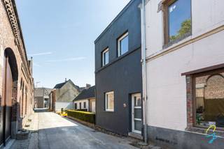 Bent u op zoek naar een rustig gelegen woning met een zonnige, zuidgerichte tuin en een uitstekende ligging? Dan is deze charmante woning beslist een bezoek waard!<br /><br />Op het gelijkvloers vindt u een ruime slaapkamer die eveneens perfect dienst kan doen als bureauruimte, ideaal voor thuiswerk of een vrij beroep. Verder beschikt de woning over een vernieuwde badkamer (2024), een open keuken en een lichtrijke leefruimte waar het aangenaam vertoeven is. Via de grote schuifdeur bereikt u het zonnige terras en de onderhoudsvriendelijke zuidgerichte tuin, de ideale plek om in alle rust te genieten.<br /><br />Op de eerste verdieping bevinden zich twee volwaardige slaapkamers. Via één van de kamers heeft u toegang tot de zolder, die eenvoudig kan worden ingericht als vierde slaapkamer, hobbyruimte of extra bureau.<br /><br />De topligging vormt een absolute troef: scholen, winkels en openbaar vervoer bevinden zich op wandelafstand, waardoor u geniet van een vlotte bereikbaarheid en alle dagelijkse voorzieningen binnen handbereik hebt.<br /><br />Een ideale gezinswoning met tal van mogelijkheden, comfort en een uitstekende ligging. <br /><br />Richtprijs: 359.000€<br /><br />Interesse? Neem contact op met Ruben via 0479/ 03 90 17 of ruben@cornelis-goeman.be.<br />Of via de website van Cornelis & Goeman. Wij ontvangen u graag voor een persoonlijke rondleiding.