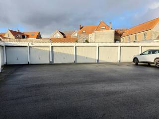 Deze garagebox afgesloten met kantelpoort is gelegen in de Brugse binnenstad in een garagecomplex met ruime manoeuvreerruimte dewelke afgesloten...