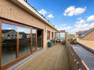 Ontdek dit lichtrijke en instapklare duplexappartement met een bewoonbare oppervlakte van ca. 130 m² en een ruim terras van 18 m². Gelegen in een kleinschalige residentie met slechts 4 appartementen, geniet je hier van rustig en aangenaam wonen, met een uitstekende bereikbaarheid en nabijheid van winkels, openbaar vervoer en belangrijke invalswegen.<br /><br />Bij het binnenkomen tref je een ruime inkomhal met gastentoilet en berging. De ruime leefruimte met open, volledig ingerichte keuken vormt het hart van de woning en biedt toegang tot het ruime dakterras, waar het heerlijk vertoeven is in alle rust en privacy.<br /><br />Op de verdieping bevinden zich drie slaapkamers, een badkamer met ligbad, douche en lavabomeubel, en een extra berging.<br />Het appartement beschikt over centrale verwarming op aardgas en een uitstekende EPC-score van slechts 86 kWh/m² (label A) — een mooie garantie voor energiezuinig en comfortabel wonen.<br /><br /><u><strong>Troeven:</strong></u>
<ul>
	<li>130 m² bewoonbare oppervlakte + 18 m² terras</li>
	<li>Energiezuinig (EPC 86 kWh/m² – Label A)</li>
	<li>3 slaapkamers en 2 bergingen</li>
	<li>Kleinschalige residentie (bouwjaar 2006)</li>
	<li>Goede bereikbaarheid en ligging nabij winkels en openbaar vervoer</li>
	<li>Garage te koop aan € 30.000</li>
</ul>
Een ideale woonst voor wie op zoek is naar ruimte, comfort en een uitstekende ligging in Heusden.<br /><br />Meer info of een bezoek? Neem gerust contact op — wij helpen je graag verder!