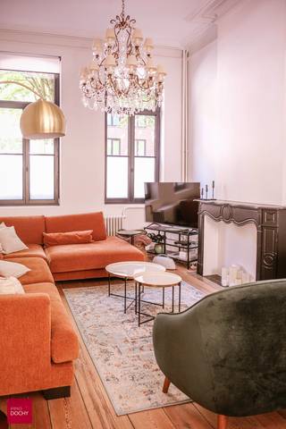 Inkomhal, living, eetkamer, keuken, gezellig terras beneden, 5 slaapkamers, 3 ingerichte badkamers, dakterras en kelder. Ruime parking voor de deur. Beschikbaar vanaf 01/10
