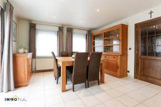 <p>Op een centrale locatie in Opwijk – met een uitstekende verbinding naar Brussel en Dendermonde-Aalst – bevindt zich deze instapklare driegevelwoning met 4 kamers.<br /><br />Indeling gelijkvloers: inkomhal, gastentoilet, ruime lichtrijke woonkamer met haard, een geïnstalleerde open keuken, een praktische berging (wasplaats) en fraaie veranda. Eveneens op het gelijkvloers bevindt zich een eerste slaapkamer/bureaukamer.<br /><br />Op het verdiep: drie ruime slaapkamers waarvan 1 met dressing en de badkamer (bad, lavabo en toilet).<br /><br />Achteraan de woning bevindt zich een zeer fraaie zonnige tuin met terras. Vooraan is er een ruime oprit, geschikt voor meerdere wagens.<br /><br />Deze driegevelwoning is prima onderhouden, en dus een buitenkans voor wie een zeer degelijke, instapklare woning zoekt.<br /><br />De geafficheerde prijs is een instelprijs = BIEDEN VANAF 349.000 euro. <br /><br />Wenst u alvast even binnen te kijken, dit kan via volgende link: https://my.matterport.com/show/?m=Xopnw7Akx9v<br /><br />Meer info en bezoeken: jens@immotijl.be of 052/690.691.</p>