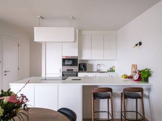 <strong>Ruim 3-slaapkamerappartement met zuidwestgericht terras in de nieuwe Voorhaven.</strong><br /><br />Dit stijlvol appartement (bew. opp 111 m²) met buitenruimte van 20 m² bevindt zich aan de Gentse voorhaven, een uitzonderlijke ligging te midden van de parken en de authentieke gebouwen. Een buurt in beweging die de laatste jaren een enorme progressie maakte en is uitgegroeid tot één van de meest veelbelovende stadsdelen.<br /><br />Dit appartement combineert <strong>drie slaapkamers</strong>, een <strong>royaal terras</strong> en <strong>recent nieuwbouwcomfort</strong> tot een coherent geheel, waar <strong>stedelijke dynamiek en woonrust</strong> samenkomen.<br /><br />De lift brengt u naar de <strong>derde verdieping</strong>, waar een verzorgde inkomhal met <strong>gastentoilet</strong> toegang geeft tot het appartement. Het leefvolume is open en logisch opgebouwd: <strong>woonkamer</strong>, <strong>eetruimte</strong> en <strong>open keuken</strong> vloeien naadloos in elkaar over en creëren een aangename flow.<br /><br />Het parallelle <strong>terras van ca. 20 m²</strong> versterkt de binnen-buitenbeleving en brengt overvloedig daglicht in de leefruimte. Het <strong>open karakter en het royale volume</strong> zorgen voor een zeldzame ruimtelijkheid binnen een stedelijke context.<br /><br />Aan de achterzijde leidt de nachthal naar <strong>drie slaapkamers</strong>, vandaag ingericht als <strong>hoofdslaapkamer</strong> en <strong>logeerkamer en bureau</strong>.<br />De centrale <strong>badkamer</strong> is uitgerust met een <strong>dubbele wastafel en douche</strong>. Daarnaast is er een aparte <strong>technische berging </strong>en<strong> privatieve kelderberging</strong>.<br /><br />De residentie beschikt over een overdekte <strong>fietsenberging</strong> en een <strong>gemeenschappelijke tuin</strong>: een rustige buitenruimte voor ontspanning binnen het bouwblok.<br /><br />Een <strong>ondergrondse staanplaats met laadpaal</strong> kan aangekocht worden voor € 30.000.<br /><br /><strong>Wonen op een strategische locatie, met een directe verbinding naar het Gentse stadscentrum en een doordachte investering in een buurt met toekomstwaarde.</strong><br /> 